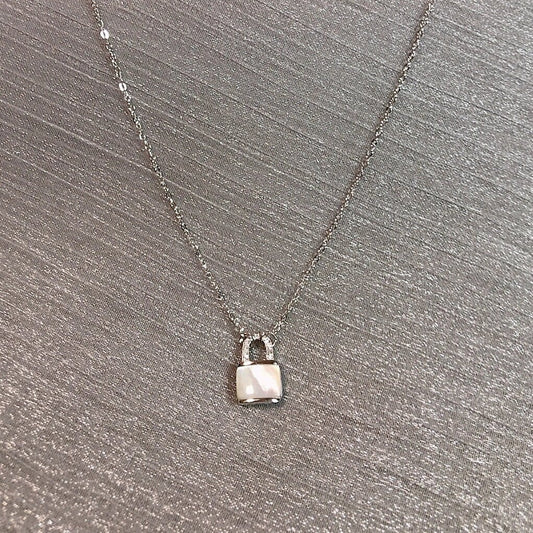 Simple Ins Special Interest Light Luxury Simple All-match S925 Sterling Silver Fritillary Lock Head Exquisite Necklace